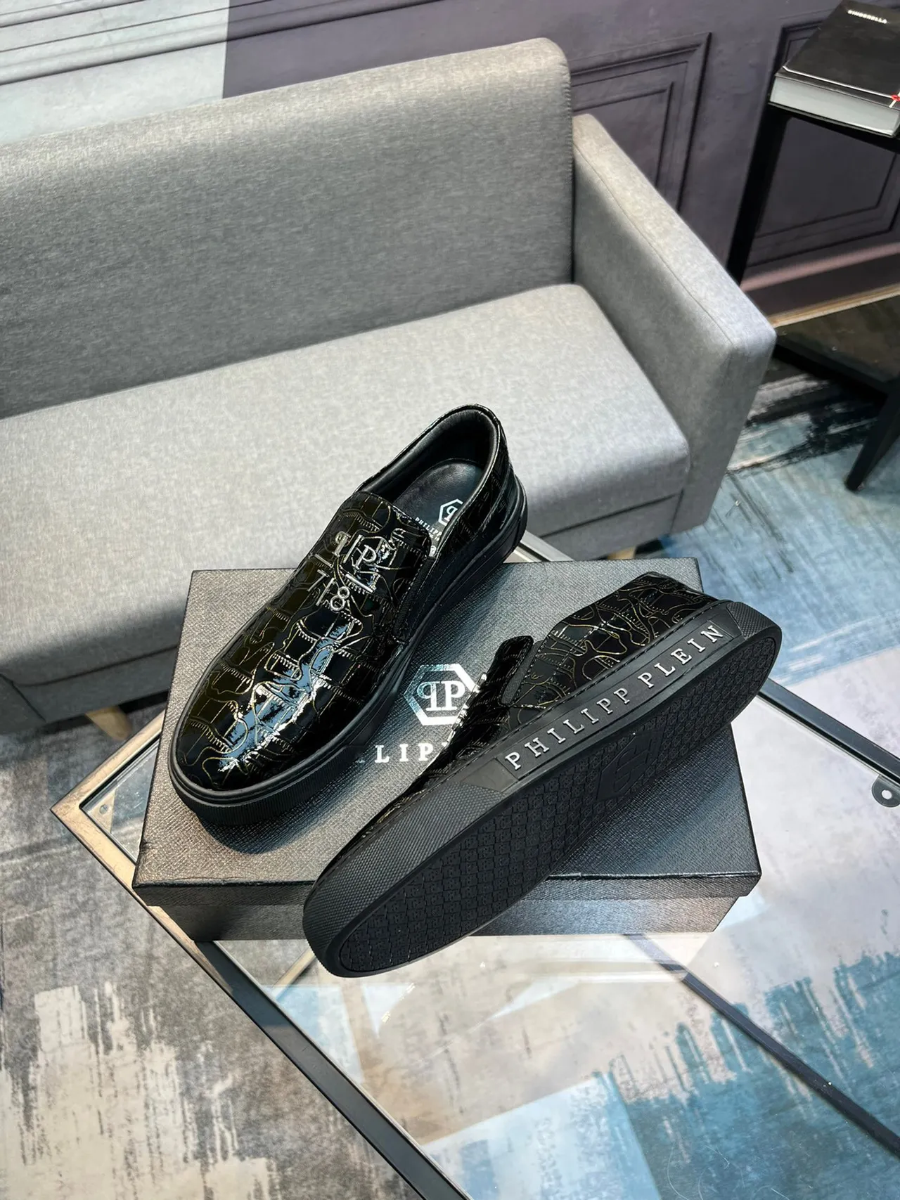 Philipp Plein Black Gold Glossy Croc-Embossed Leather Line-Art Monogram Pattern Casual Shoes 4
