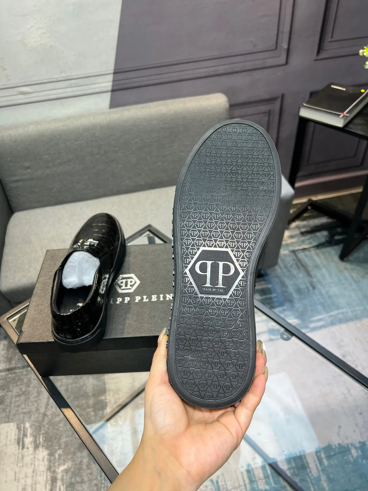 Philipp Plein Black Gold Glossy Croc-Embossed Leather Line-Art Monogram Pattern Casual Shoes 7