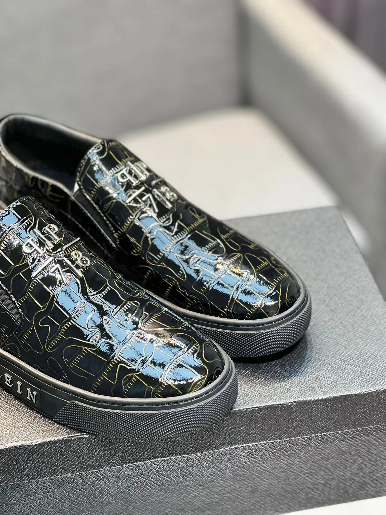 Philipp Plein Black Gold Glossy Croc-Embossed Leather Line-Art Monogram Pattern Casual Shoes 9