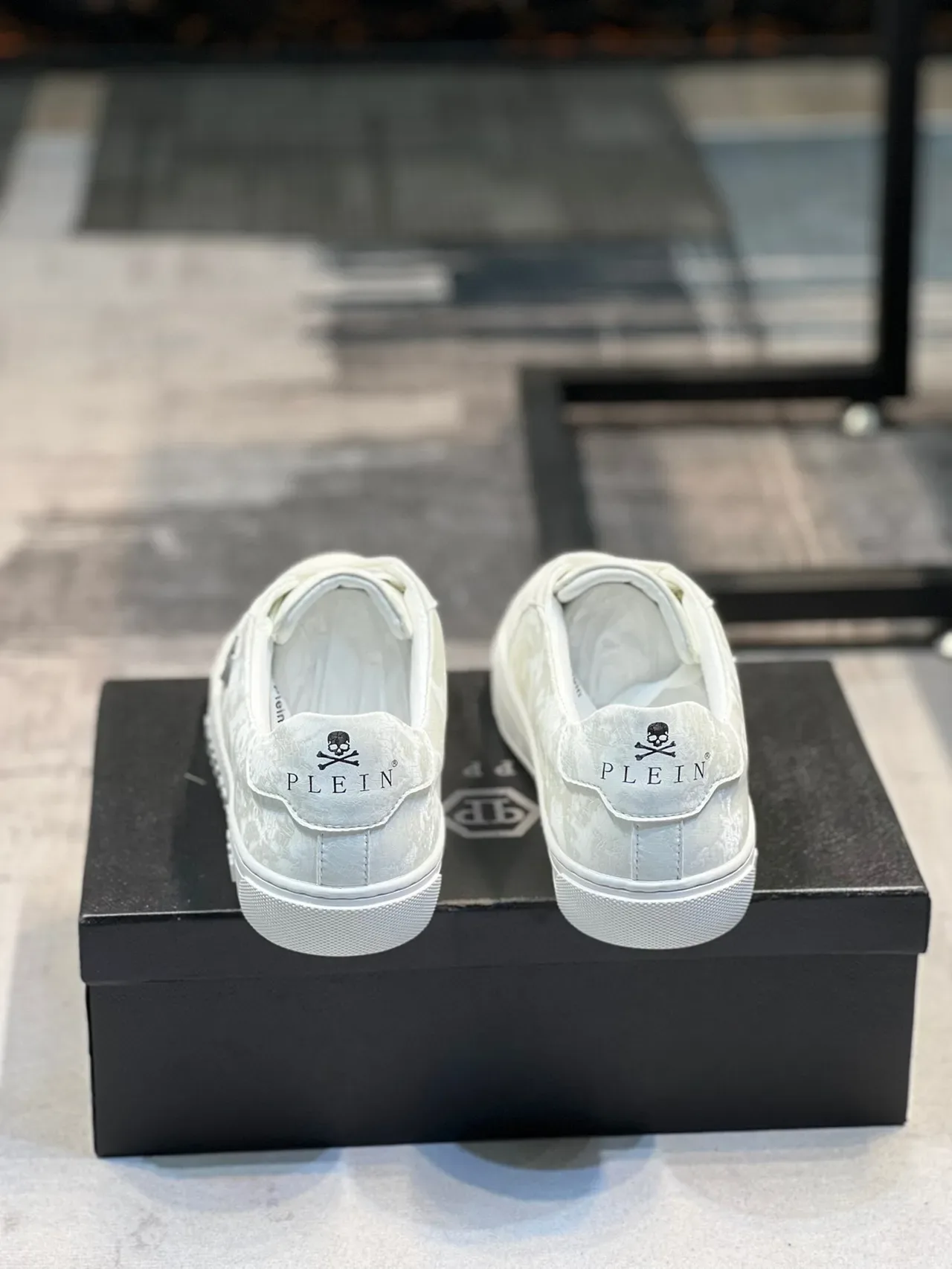 Philipp Plein Lifestyle Sneaker Blanco Plateado Cuero Sintético Superior Embossado Branding Lifestyle Sneakers 2