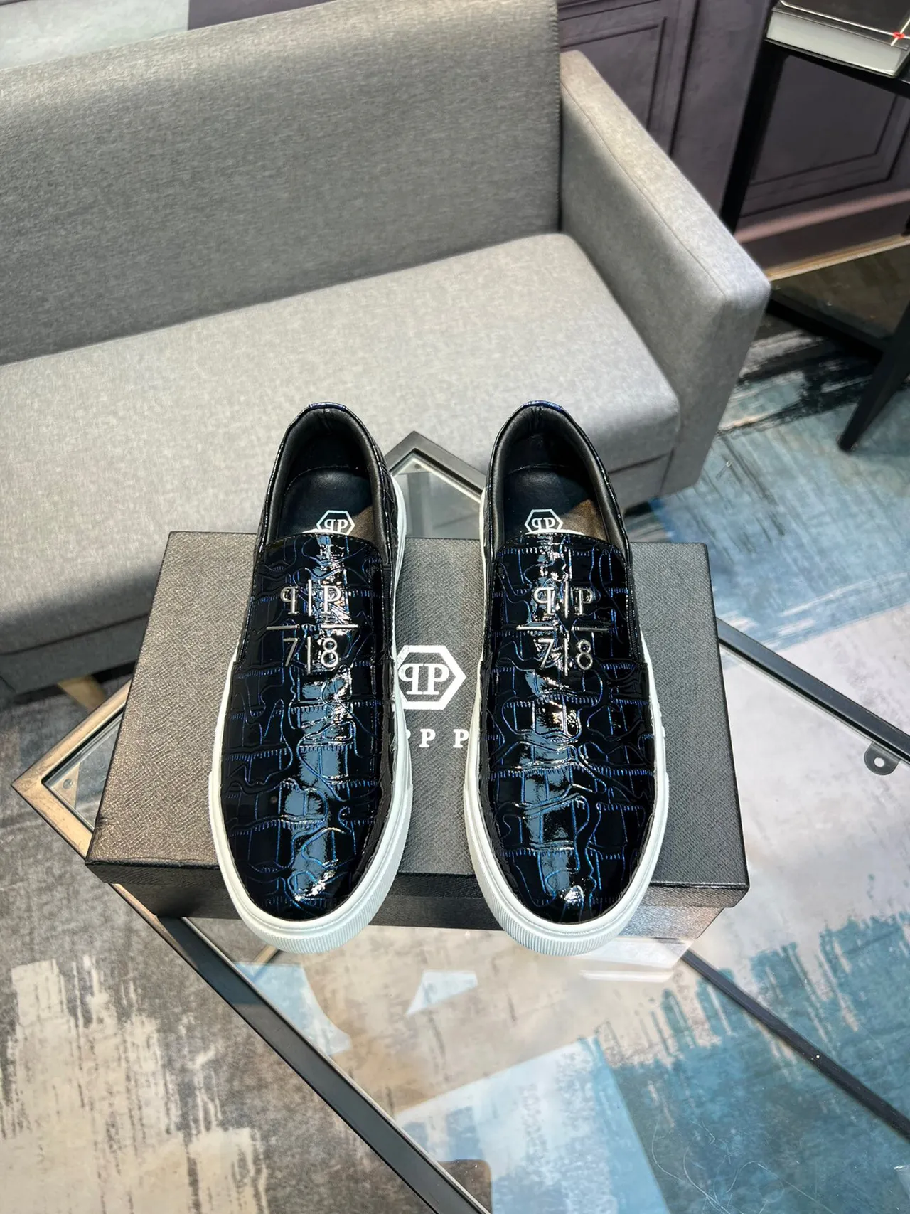 Philipp Plein Mocassim Slip-On Marinho Branco Brilhante Couro Croc Embossed Placa de Logo Metálica Mocassim 2