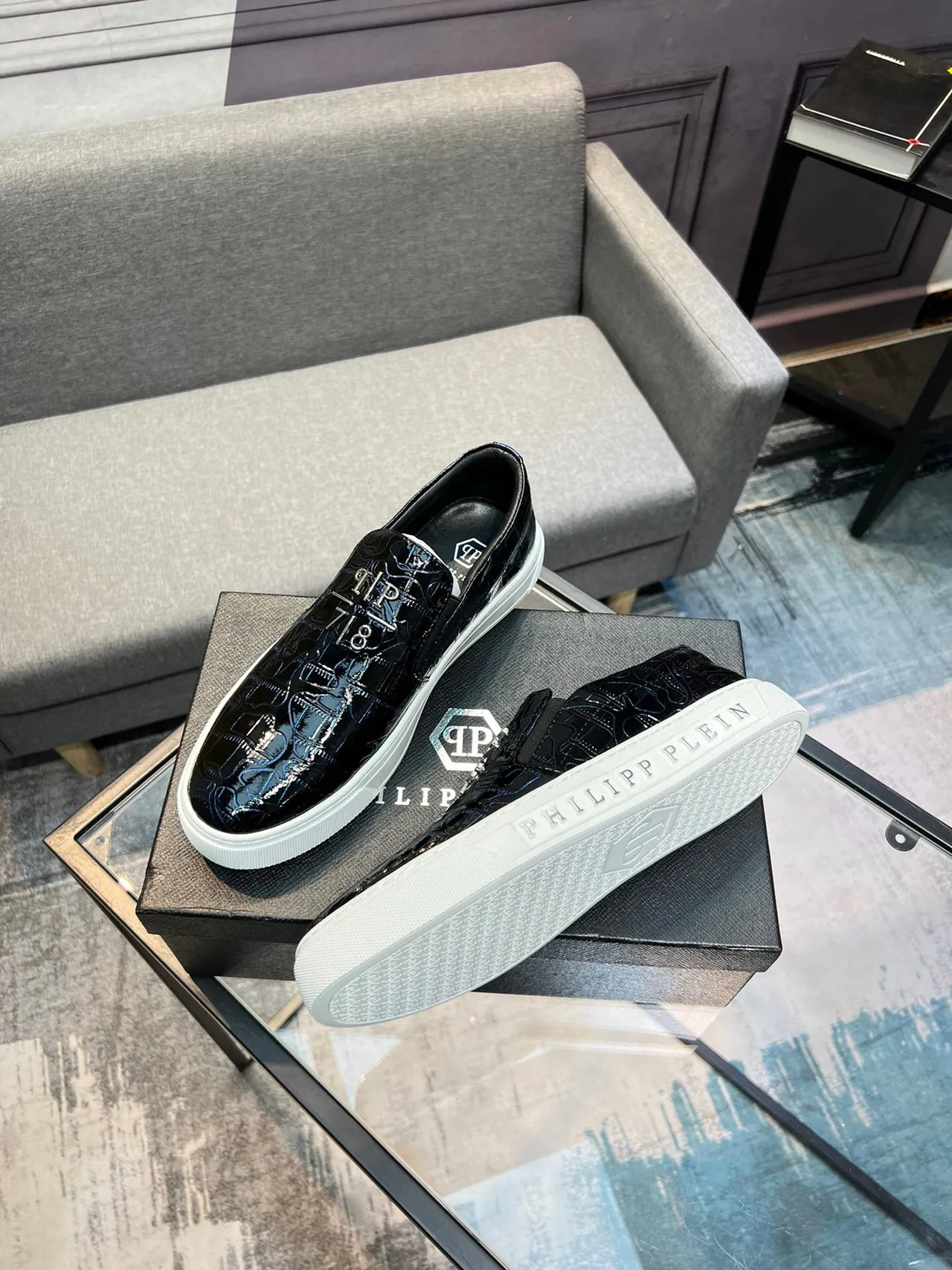 Philipp Plein Mocassim Slip-On Marinho Branco Brilhante Couro Croc Embossed Placa de Logo Metálica Mocassim 4