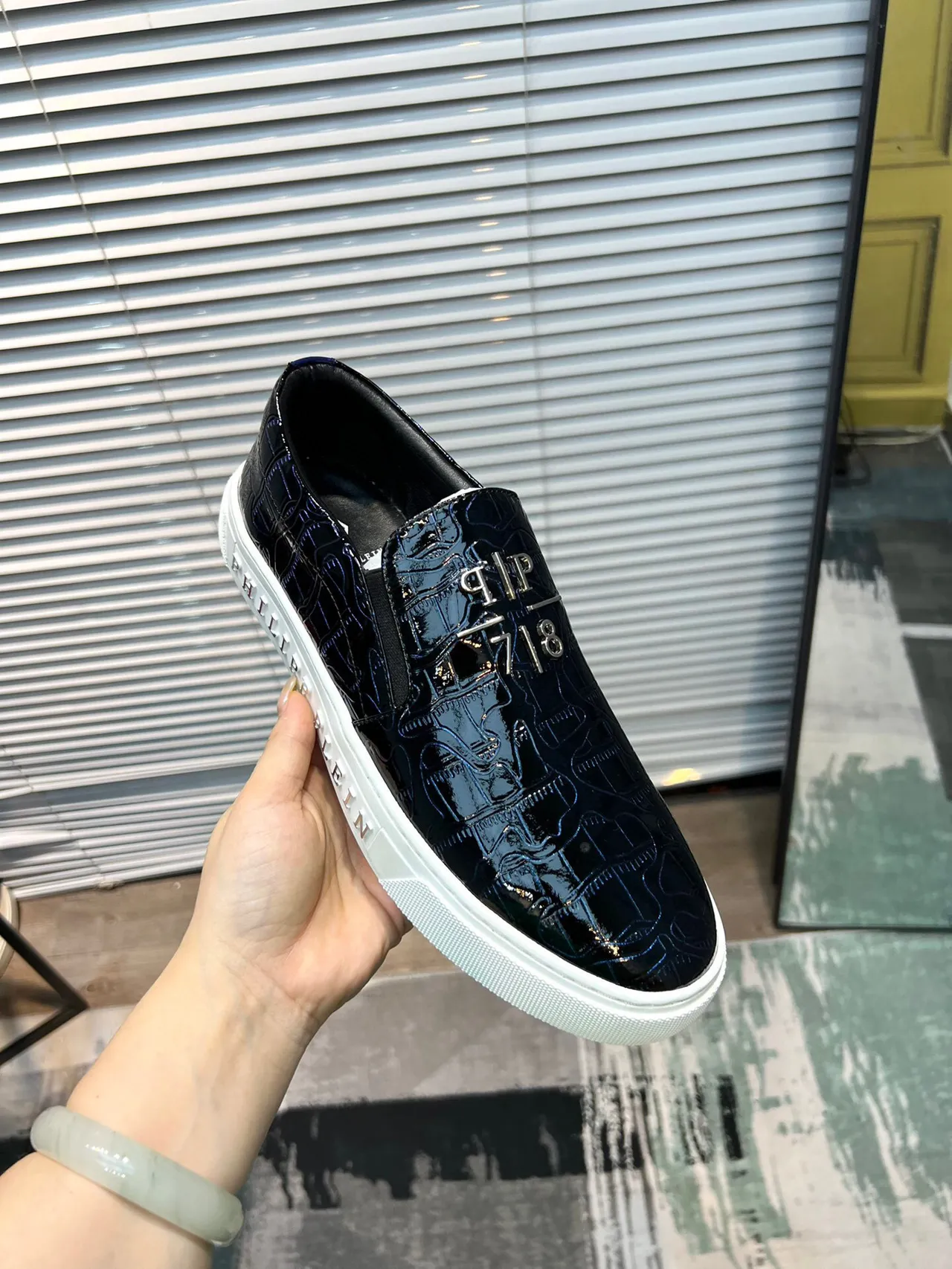 Philipp Plein Mocassim Slip-On Marinho Branco Brilhante Couro Croc Embossed Placa de Logo Metálica Mocassim 6