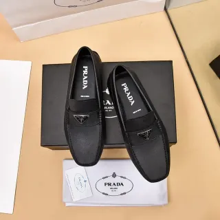 Prada काली चमड़े का त्रिकोण लोगो लोफर्स