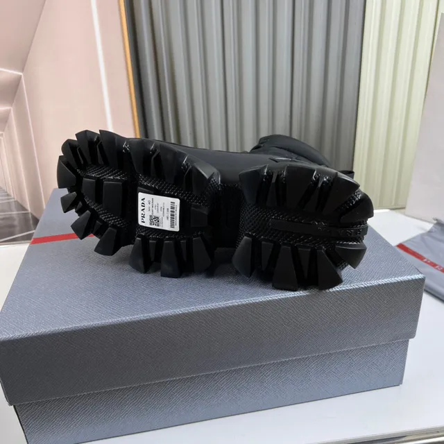 Prada Botas de Trabalho com Parte Superior de Nylon Quiltado Preto e Sola Chunky Lug 2
