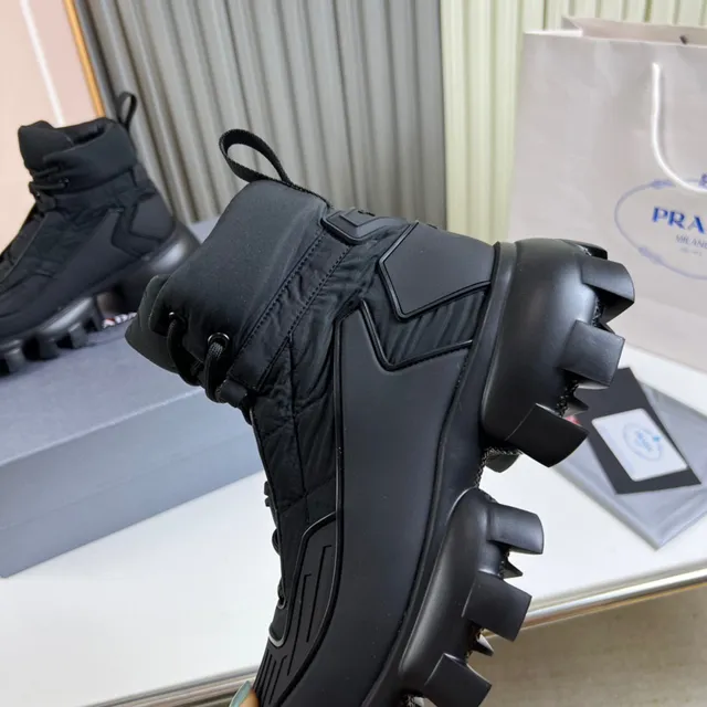 Prada Botas de Trabalho com Parte Superior de Nylon Quiltado Preto e Sola Chunky Lug 3