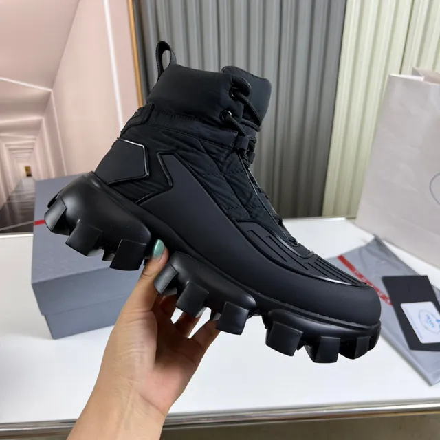 Prada Botas de Trabalho com Parte Superior de Nylon Quiltado Preto e Sola Chunky Lug 4