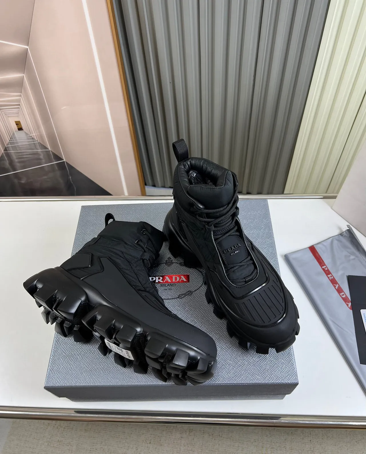 Prada Botas de Trabalho com Parte Superior de Nylon Quiltado Preto e Sola Chunky Lug 5