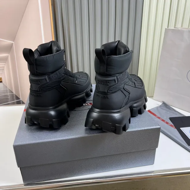 Prada Botas de Trabalho com Parte Superior de Nylon Quiltado Preto e Sola Chunky Lug 7
