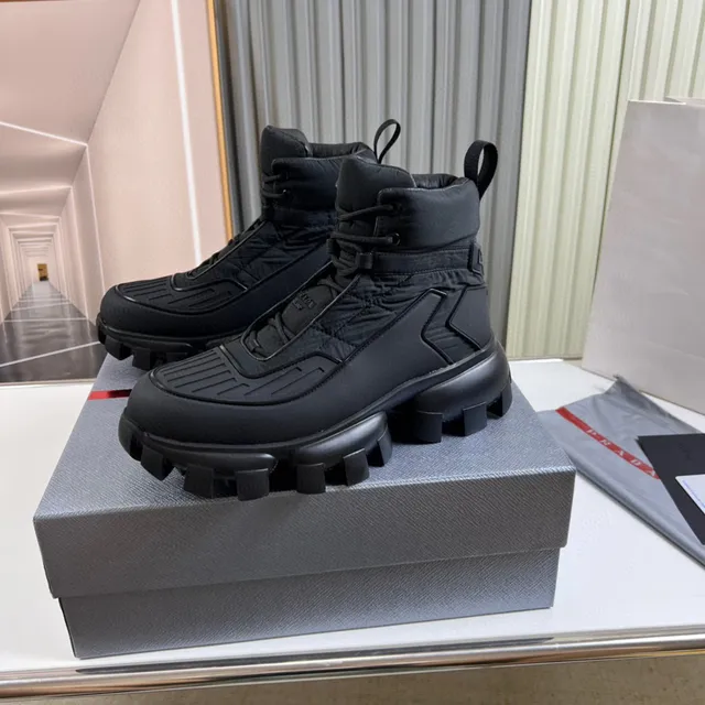 Prada Botas de Trabalho com Parte Superior de Nylon Quiltado Preto e Sola Chunky Lug 8