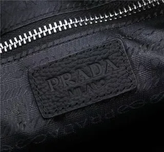 Prada কালো গঠিত আয়তাকার আকৃতি টেক্সচারড গুঁড়ো চামড়ার মেসেঞ্জার ব্যাগ 3