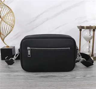 Prada কালো গঠিত আয়তাকার আকৃতি টেক্সচারড গুঁড়ো চামড়ার মেসেঞ্জার ব্যাগ 6