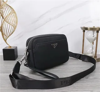 Prada কালো গঠিত আয়তাকার আকৃতি টেক্সচারড গুঁড়ো চামড়ার মেসেঞ্জার ব্যাগ 8
