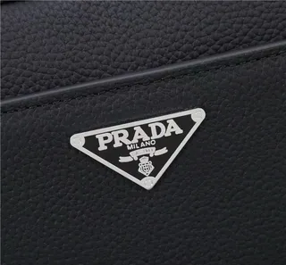 Prada কালো গঠিত আয়তাকার আকৃতি টেক্সচারড গুঁড়ো চামড়ার মেসেঞ্জার ব্যাগ 9