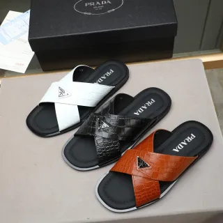 Prada Sandálias Casuais de Couro Preto Branco com Embossagem de Crocodilo e Tira Cruzada