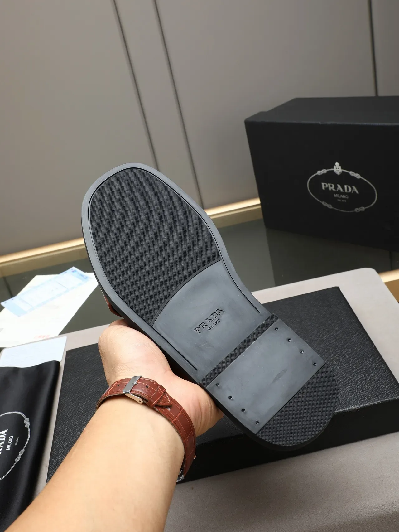 Prada Sandales Casuales en Cuir Noir Blanc avec Embossage Crocodile et Bride Croisée 2