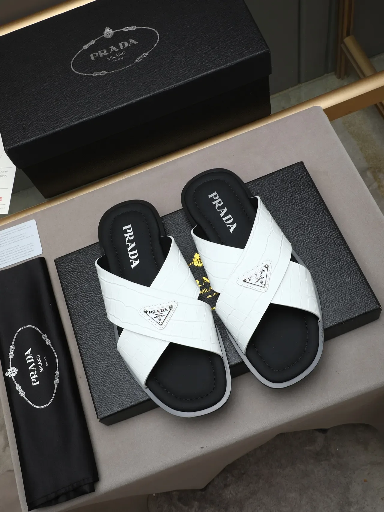 Prada Sandales Casuales en Cuir Noir Blanc avec Embossage Crocodile et Bride Croisée 3