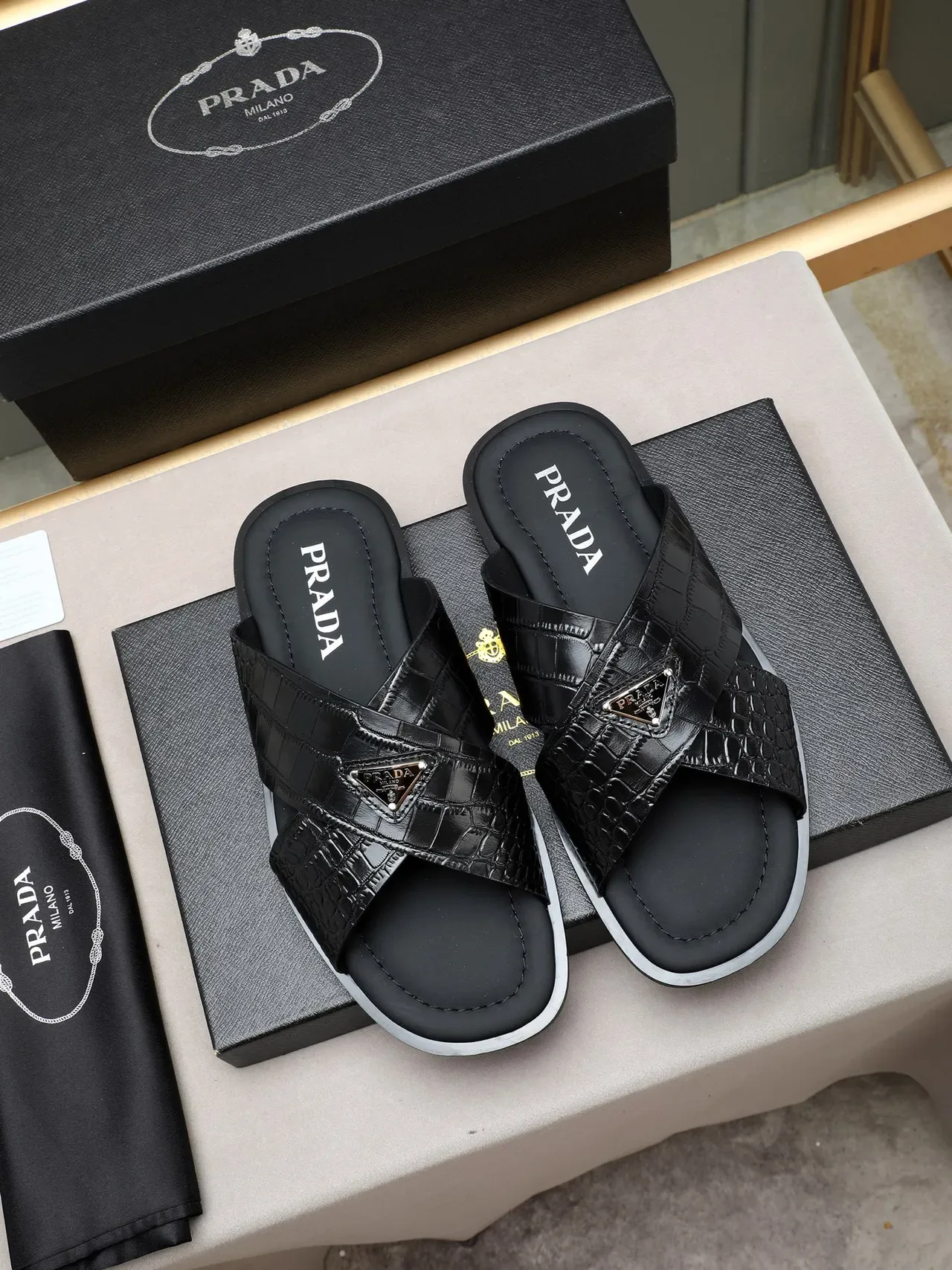 Prada Sandales Casuales en Cuir Noir Blanc avec Embossage Crocodile et Bride Croisée 4