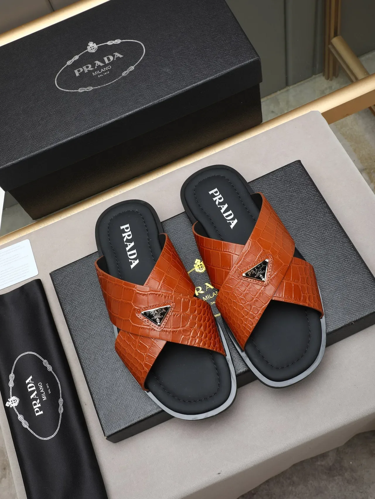 Prada Sandales Casuales en Cuir Noir Blanc avec Embossage Crocodile et Bride Croisée 5
