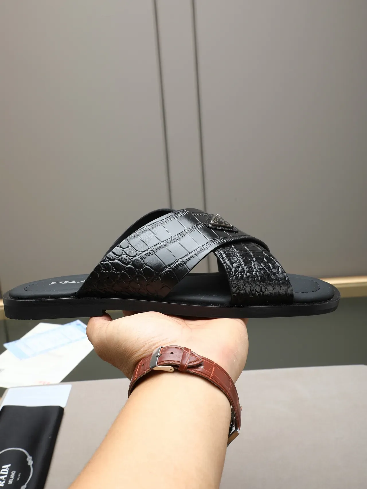 Prada Sandales Casuales en Cuir Noir Blanc avec Embossage Crocodile et Bride Croisée 7