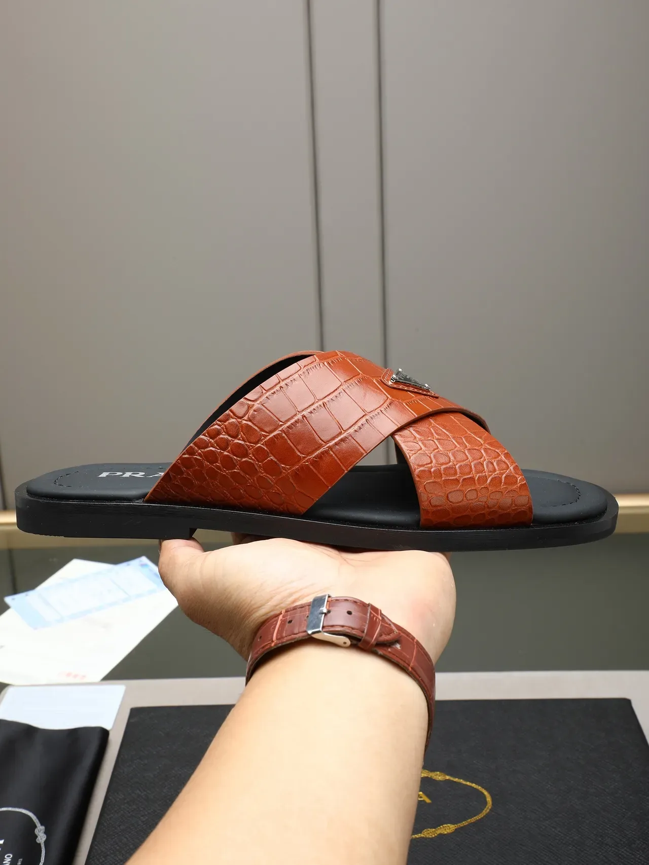 Prada Sandales Casuales en Cuir Noir Blanc avec Embossage Crocodile et Bride Croisée 8