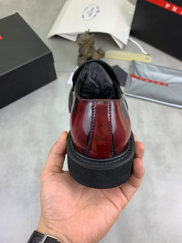 Prada বার্গান্ডি কালো চকচকে প্যাটেন্ট লেদার টু-টোন লোফার 3