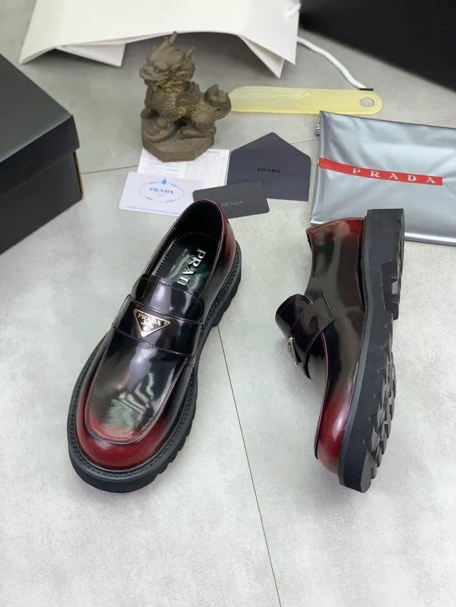 Prada বার্গান্ডি কালো চকচকে প্যাটেন্ট লেদার টু-টোন লোফার 4