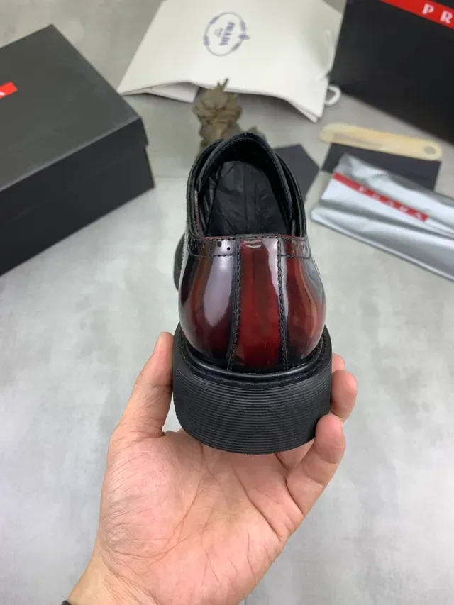 Prada burdeos preto bicolor couro polido brogue ala 2