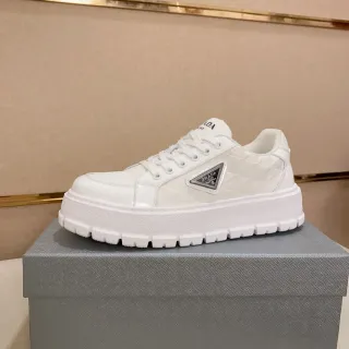 Prada Cloudbust सभी सफेद क्विल्टेड प्लेटफॉर्म लाइफस्टाइल स्नीकर