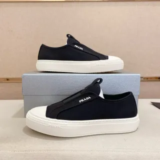 Prada Cloudbust काले और सफेद Slip-On Lifestyle Sneakers