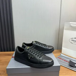 Prada Cloudbust काली सोने की चमड़ी ऊपरी त्रिभुज लॉगो प्लेक जीवन शैली स्नीकर