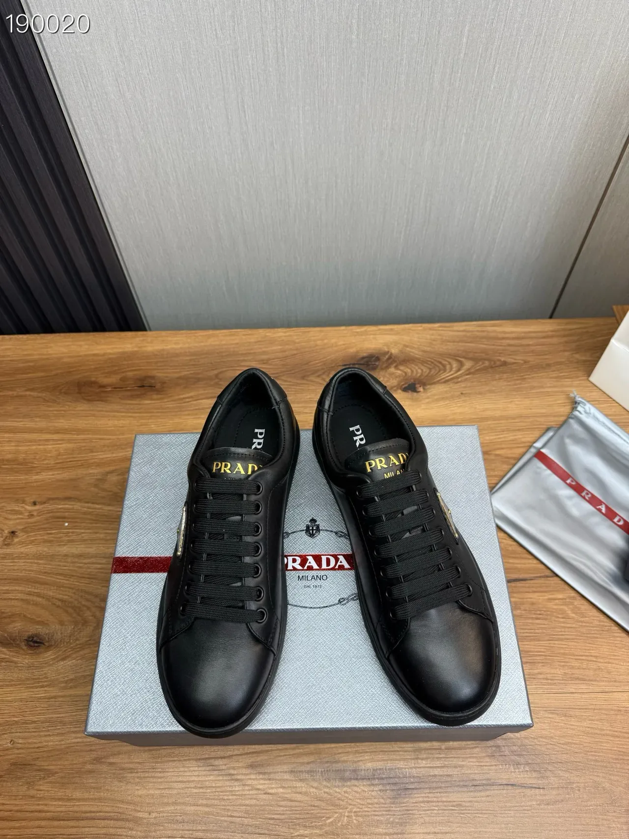 Prada Cloudbust Preto Dourado Couro Superior Placa Logo Triângulo Sneakers Estilo de Vida 2