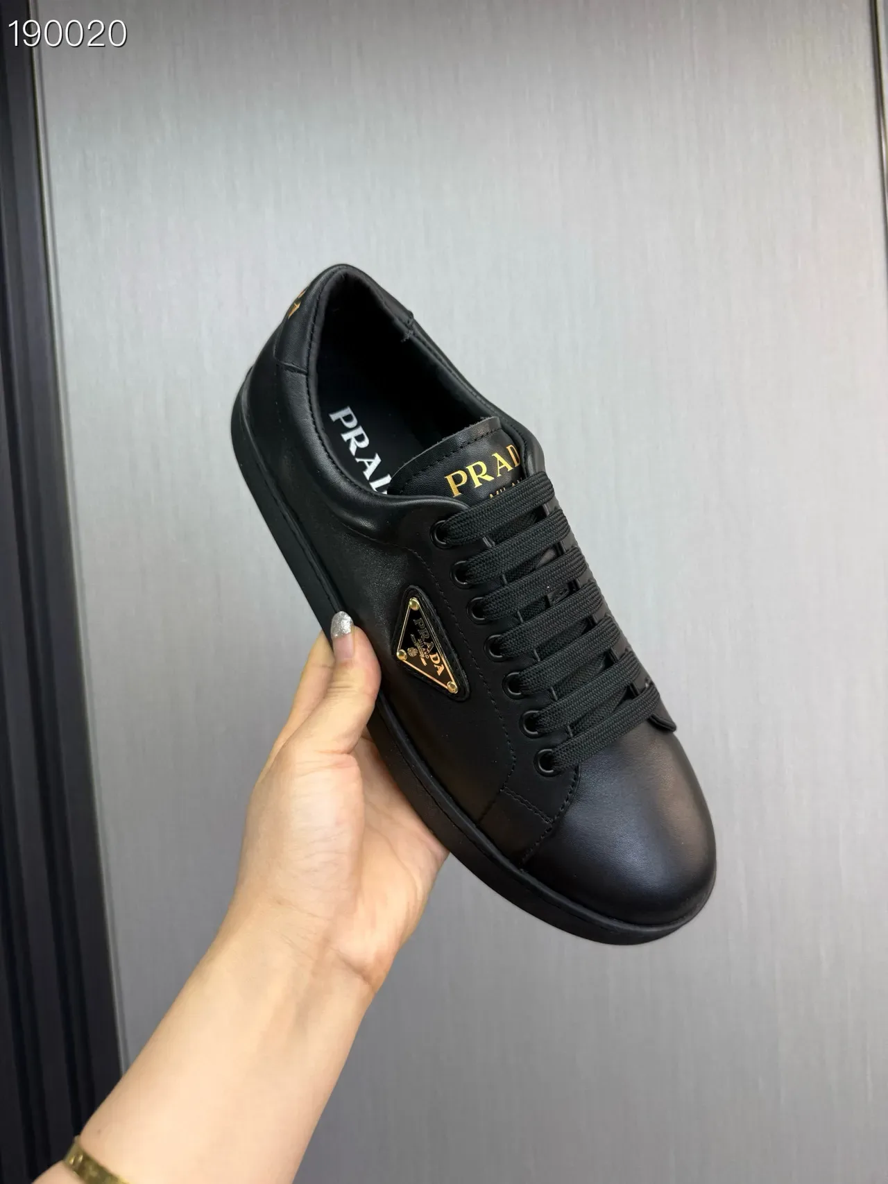 Prada Cloudbust Preto Dourado Couro Superior Placa Logo Triângulo Sneakers Estilo de Vida 3