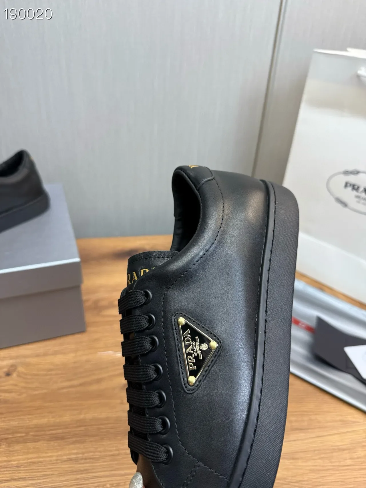 Prada Cloudbust Preto Dourado Couro Superior Placa Logo Triângulo Sneakers Estilo de Vida 4