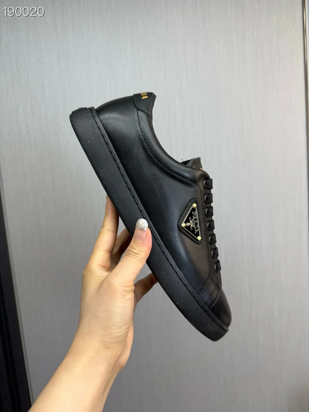 Prada Cloudbust Preto Dourado Couro Superior Placa Logo Triângulo Sneakers Estilo de Vida 5