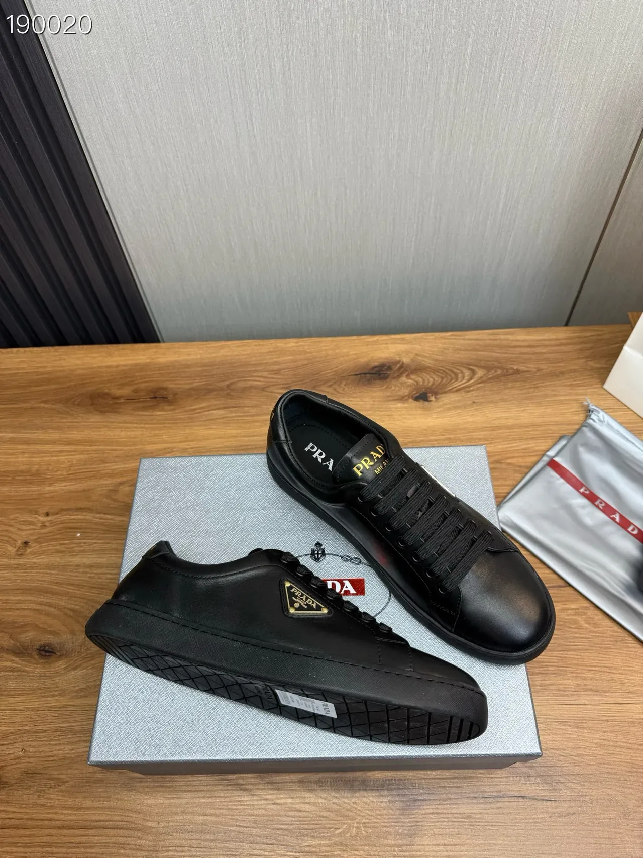 Prada Cloudbust Preto Dourado Couro Superior Placa Logo Triângulo Sneakers Estilo de Vida 6