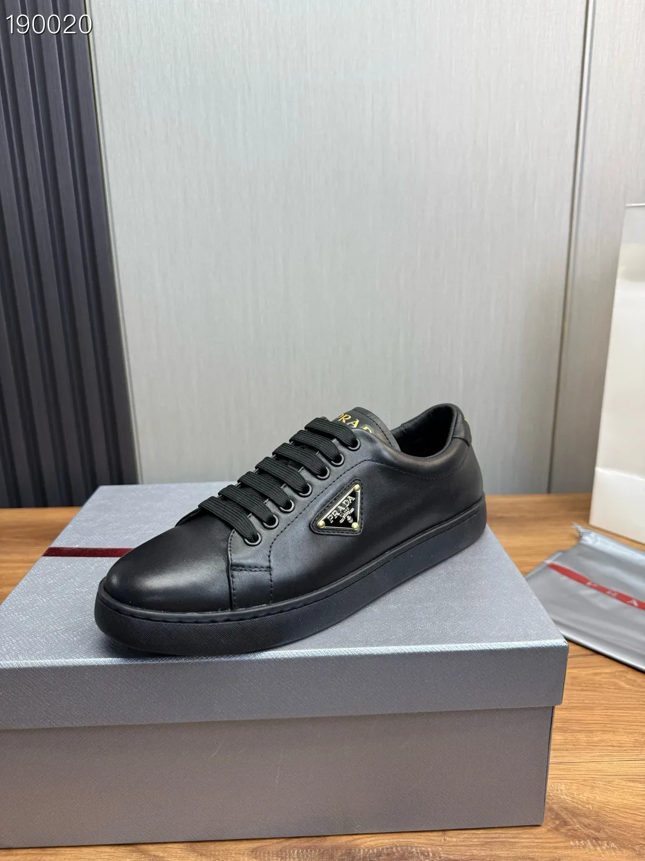 Prada Cloudbust Preto Dourado Couro Superior Placa Logo Triângulo Sneakers Estilo de Vida 7
