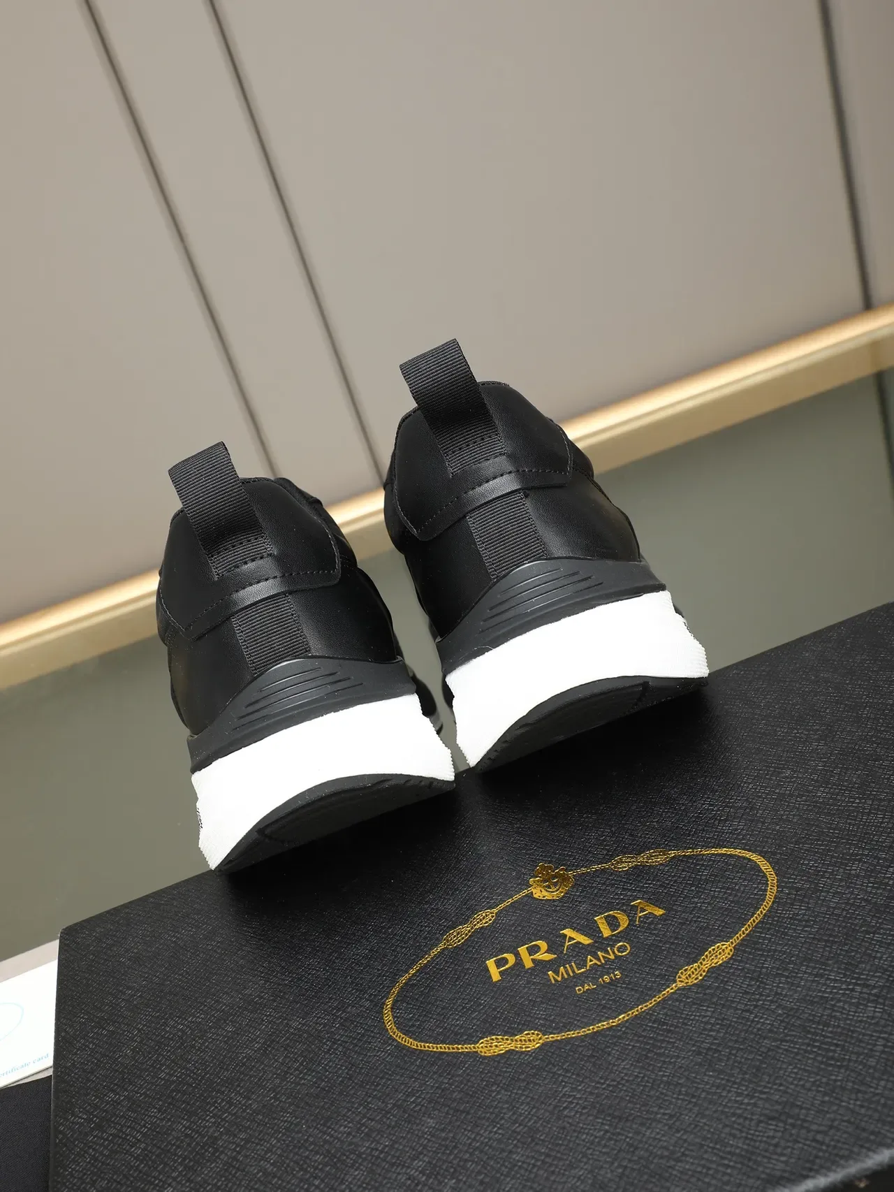 Prada Cloudbust 黑白皮革鞋面几何提花面板生活方式运动鞋 3