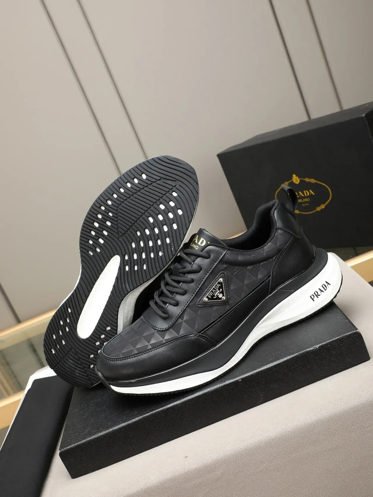 Prada Cloudbust 黑白皮革鞋面几何提花面板生活方式运动鞋 4
