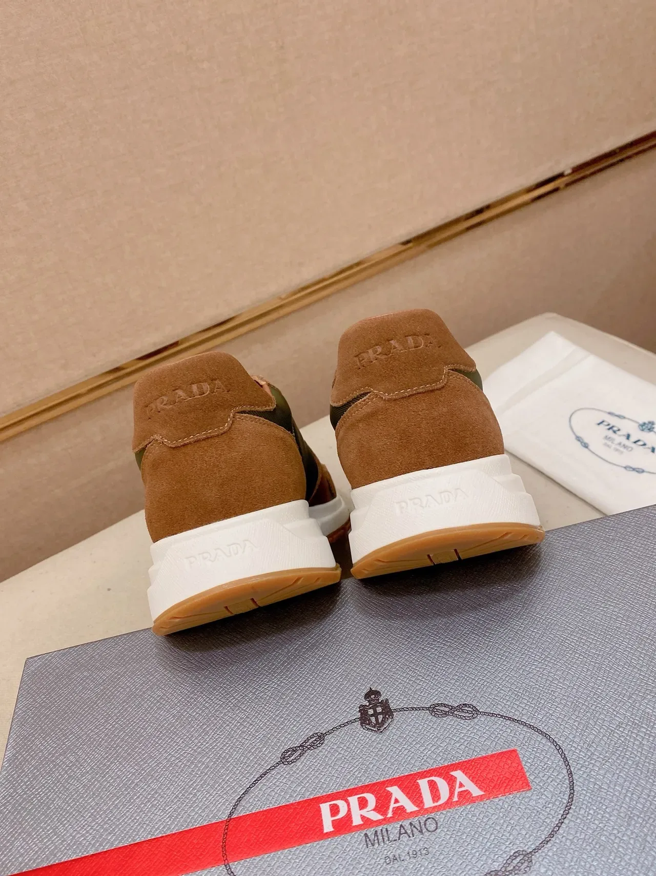Prada Cloudbust Tênis Chunky de Camurça e Nylon Oliva e Tan 3