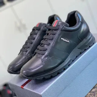 Prada Luna Rossa काले लाल चमड़े की ऊपरी सतह कम ऊंची टॉप सिल्हूट लाइफस्टाइल स्नीकर