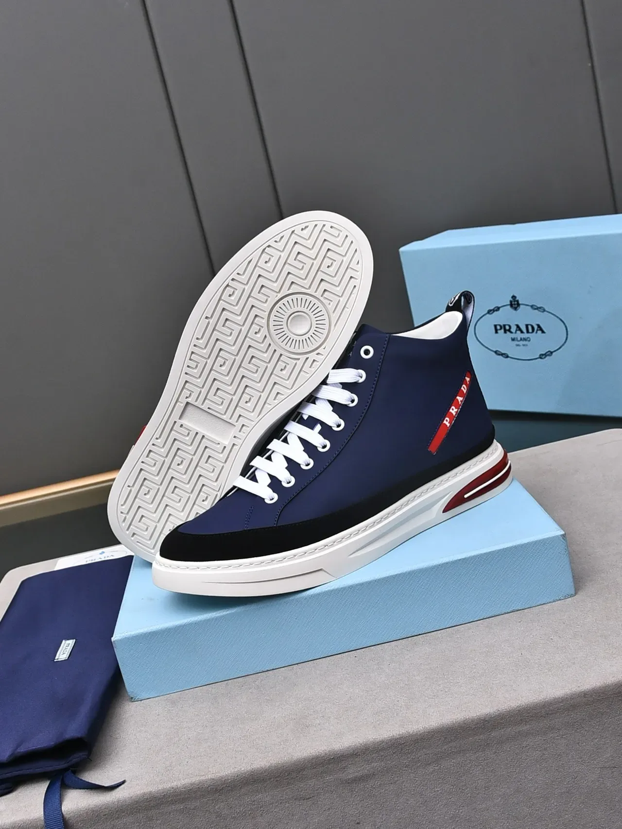 Prada Zapatillas Navy Red High-Top con upper similar a neopreno 4