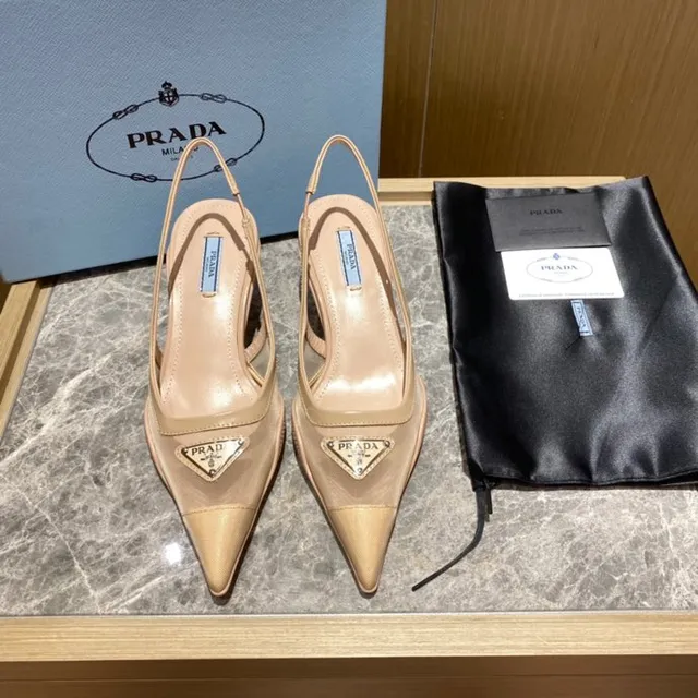 Prada Bombas com ponta e tiras traseiras de malha e couro 3