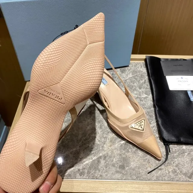 Prada Bombas com ponta e tiras traseiras de malha e couro 4