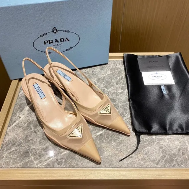 Prada Bombas com ponta e tiras traseiras de malha e couro 6
