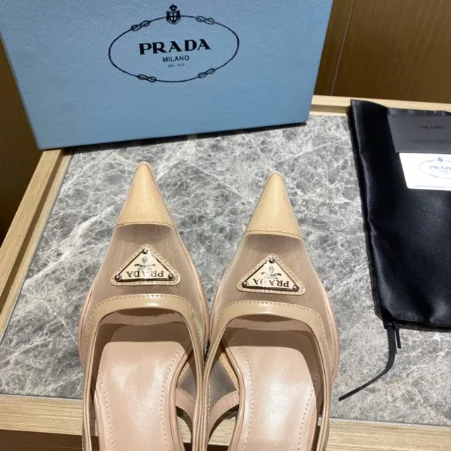 Prada Bombas com ponta e tiras traseiras de malha e couro 7
