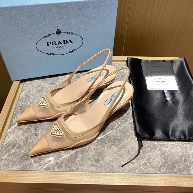 Prada Bombas com ponta e tiras traseiras de malha e couro 8