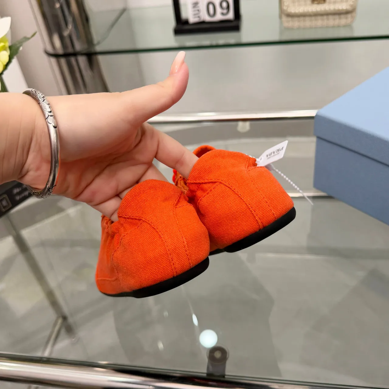 Prada Zapatos Low-Top de Lona Superior Naranja Negro 4