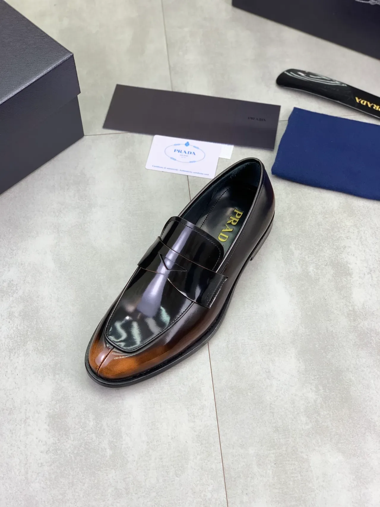 Prada Penny Loafer Preto e Marrom Couro Patent Brilhante 4