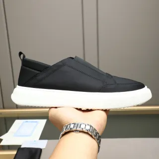 Prada Zapatillas Lifestyle Minimalistas Negro y Blanco Slip-On
